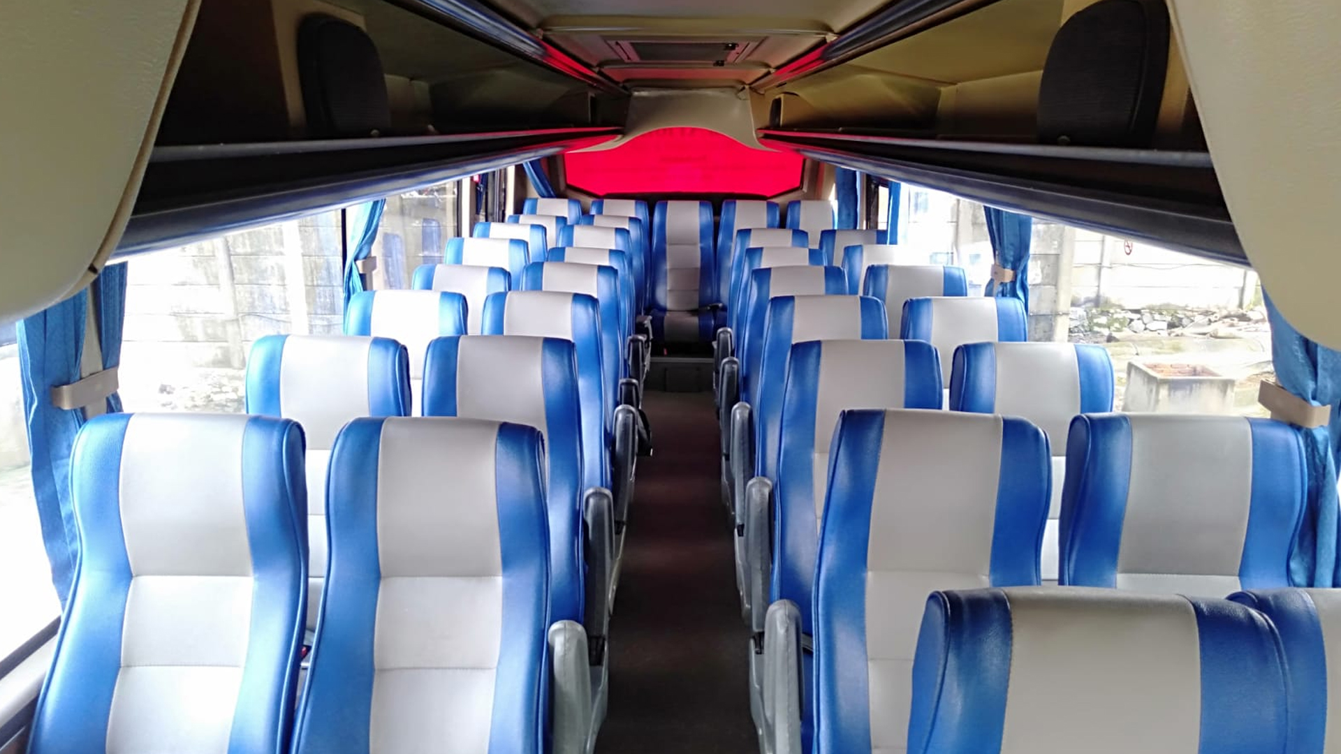 Bus pariwisata medium 33 seat